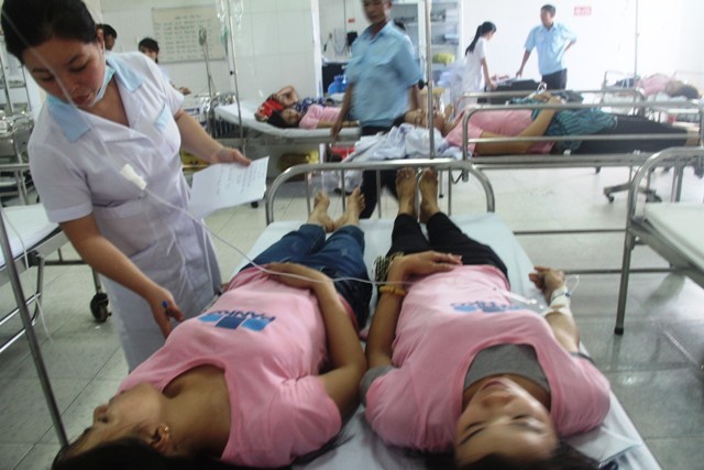 Hàng chục công nhân công ty TNHH MTV Panko Tam Thăng tiếp tục nhập viện sáng nay. 
