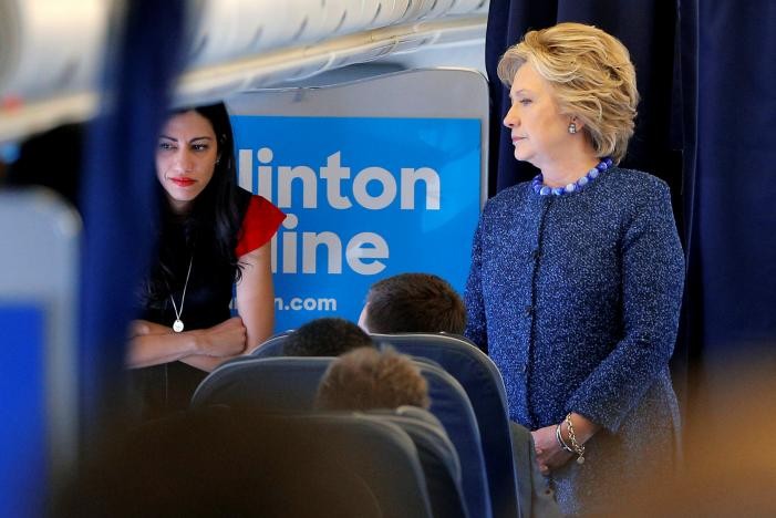 Bà Hillary Clinton đang phải tiếp tục đối mặt với khó khăn khi ngày bầu cử đã đến rất gần.