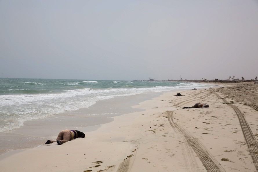 Thi thể người di cư dạt vào bờ biển Zuwara hồi tháng Sáu.