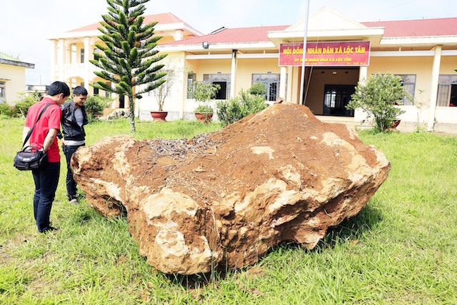 Tảng đá 20 tấn tạm giữ tại trụ sở UBND xã Lộc Tân