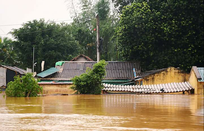 Quân đội giúp dân miền Trung chống mưa lũ