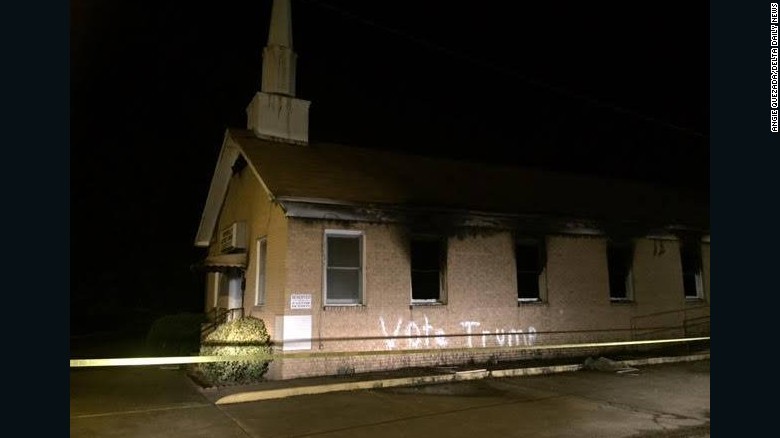 Tường phía ngoài nhà thờ Hopewell ám khói đen và xuất hiện dòng chữ "Bầu cho Trump".