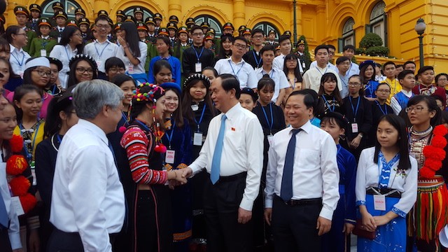 Chủ tịch nước Trần Đại Quang trò chuyện thân mật với các đại biểu.