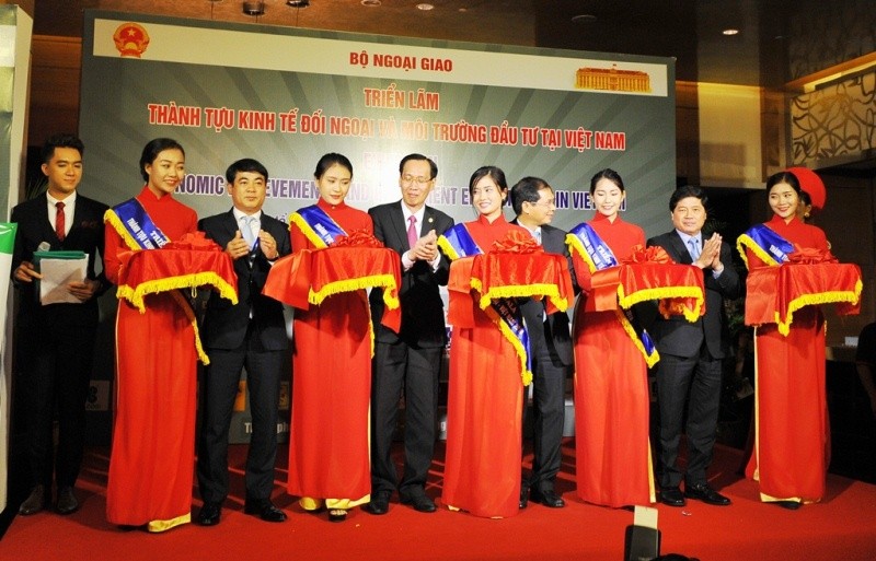 Ông Nghiêm Xuân Thành - Chủ tịch HĐQT Vietcombank (thứ 3 từ trái sang) cùng lãnh đạo UBND TP Hồ Chí Minh, Bộ Ngoại giao, Bộ Nông nghiệp và Phát triển Nông thôn cắt băng khai mạc Triển lãm Thành tựu kinh tế đối ngoại và Môi trường đầu tư tại Việt Nam.