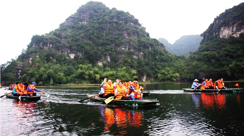Đoàn đại biểu thanh niên Việt Nam và Trung Quốc đã đi tham quan Khu du lịch Tràng An.