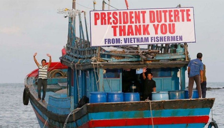 Tàu cá của các ngư dân Việt Nam với tấm biển mang lời cảm ơn Tổng thống Philippines Rodrogo Duterte. Ảnh: AP