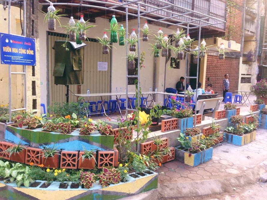 Vườn hoa được hình thành từ bãi rác thuộc tổ dân phố số 27, phường Phương Mai, Q. Đống Đa