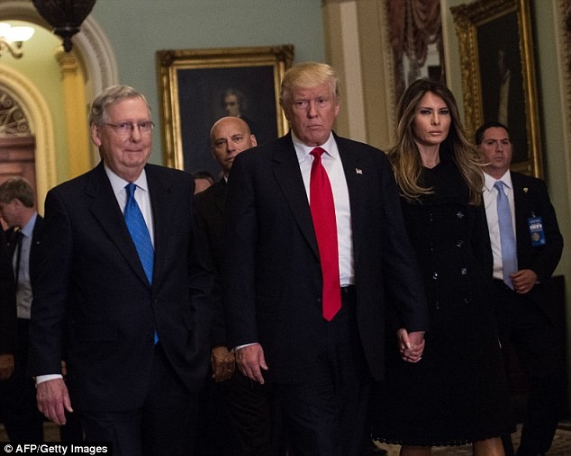 Phu nhân Trump tình tứ nắm tay chồng trong điện Capitol