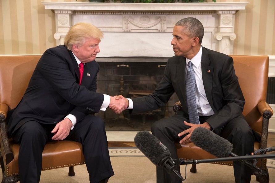 Ông Obama và ông Trump bắt tay khi kết thúc cuộc gặp gỡ. Ảnh: Stephen Crowley