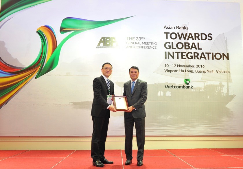 Chủ tịch ABA trao kỷ niệm chương cho Thống đốc Lê Minh Hưng.