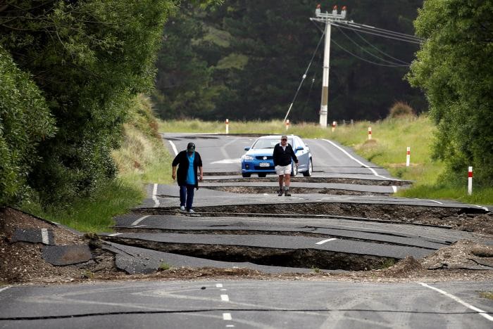Chưa kịp hoàn hồn sau trận động đất xảy ra lúc nửa đêm, khoảng nửa ngày sau, người dân Đảo Nam (New Zealand) tiếp tục phải trải qua một dư chấn mạnh 6,2 độ Richter. Ảnh: Reuters