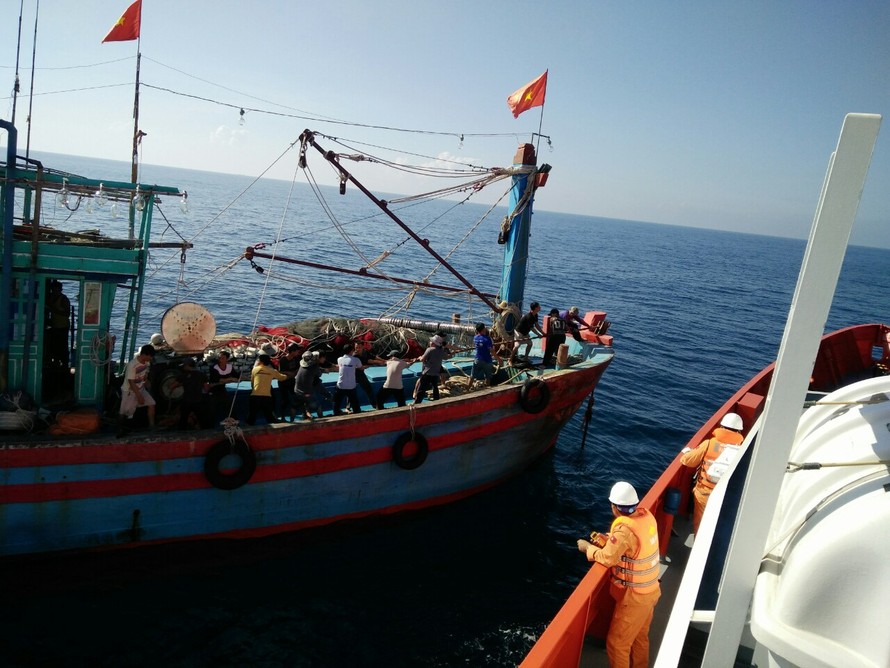 Tàu cứu hộ tiếp cận cứu nạn tàu cá bị hỏng máy