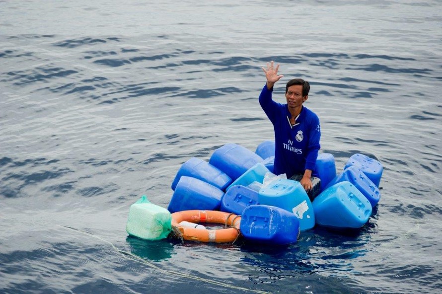 Giải cứu ngư dân bị trôi dạt suốt 3 ngày trên biển 