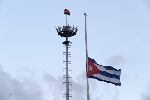 Quốc kỳ được treo rủ ở Quảng trường Cách mạng Havana sau khi ông Fidel Castro qua đời. Ảnh: Reuters