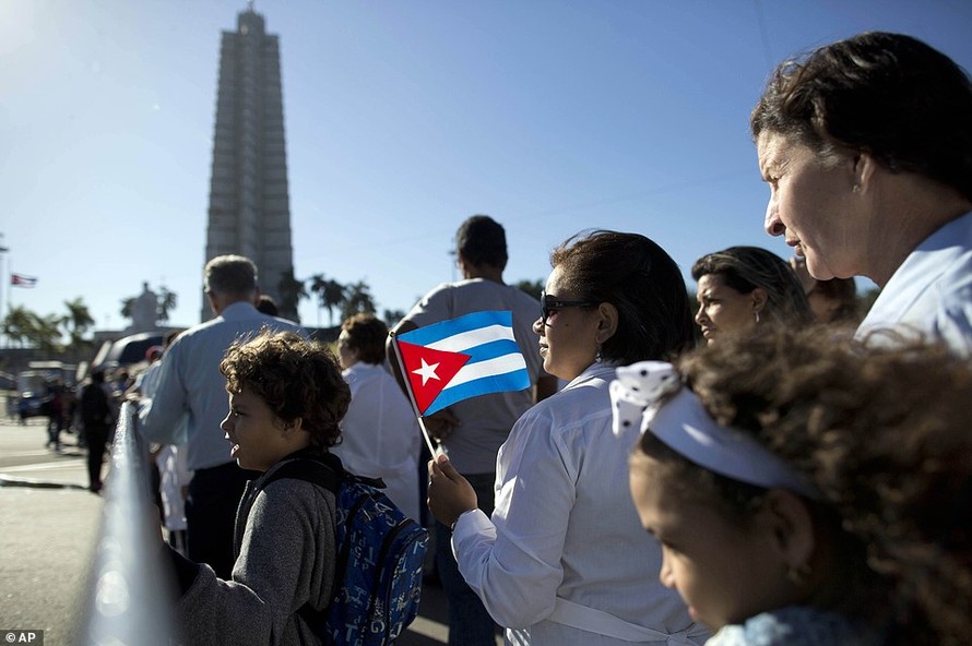 Hàng vạn người dân Cuba xếp hàng dài tiễn biệt lãnh tụ Fidel