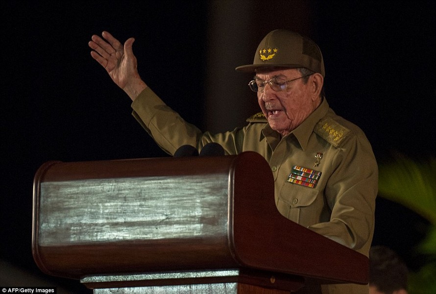 Chủ tịch Raúl Castro phát biểu trong lễ tưởng niệm lãnh tụ Fidel Castro tại .quảng trường Antonio Maceo.