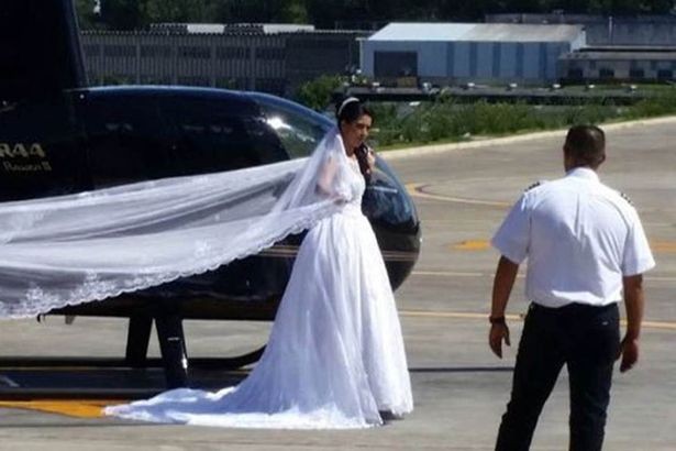 Cô dâu Rosemere do Nascimento Silva chuẩn bị lên máy bay tới lễ đường.