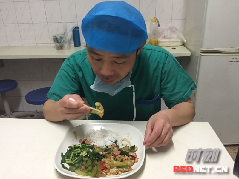 Bác sĩ Zhou gắp thức ăn bằng bông ngoáy tai.
