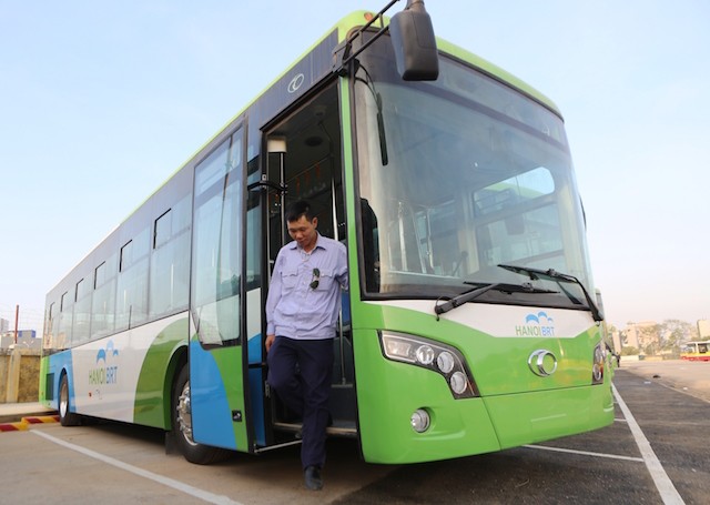 Với sức chứa lớn và tiện nghi hơn xe buýt truyền thông, buýt BRT được kỳ vọng sẽ giảm nhiệt cho vận tải công cộng Thủ đô. Ảnh: Như Ý