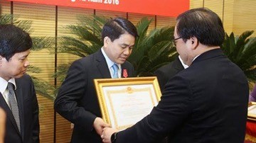 Bí thư Thành ủy Hà Nội Hoàng Trung Hải trao huân chương cho Chủ tịch UBND TP Nguyễn Đức Chung