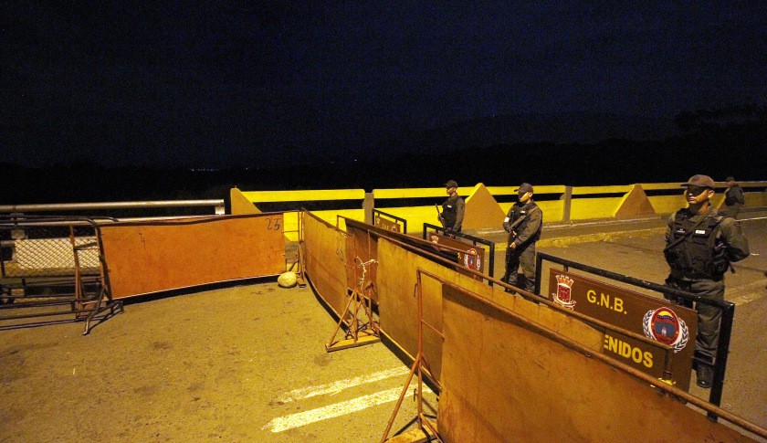 Lực lượng canh phòng biên giới của Venezuela đứng gác tại khu vực biên giới với Colombia. Ảnh: AFP, chụp đêm 12/12. 