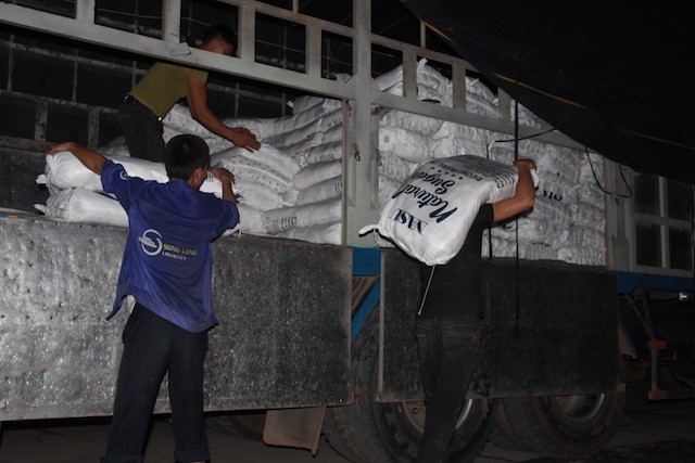 Gần 23 tấn đường đã được nhà trài trợ vận chuyển đến ga Vinh trong tối qua (21/12) để phân phối đi các tỉnh thành trong cả nước.