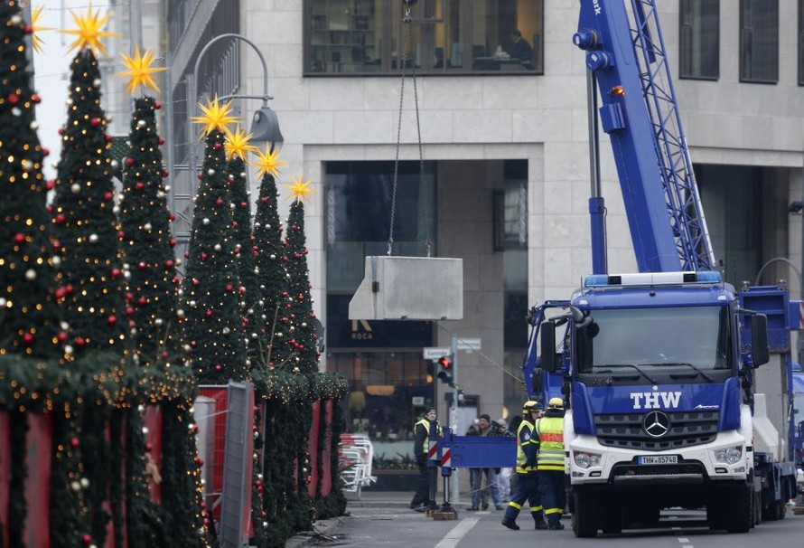 Đức mở lại chợ Giáng sinh sau thảm họa khủng bố