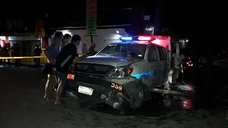 Chiếc xe cảnh sát bị hư hỏng sau vụ nổ. Ảnh: Facebook