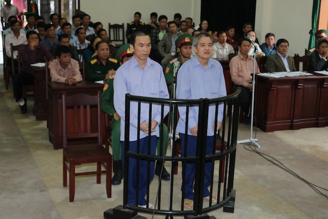 Bị cáo Khanh (phải) và bị cáo Tư tại phiên tòa