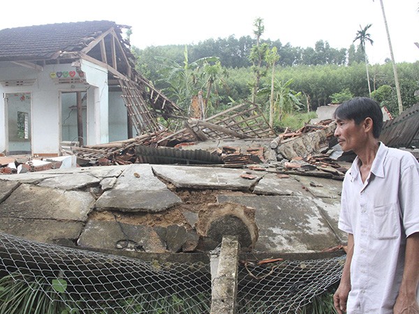 Ngôi nhà nhà anh Lê Châu bị sụp đổ hoàn toàn sau mưa lũ.