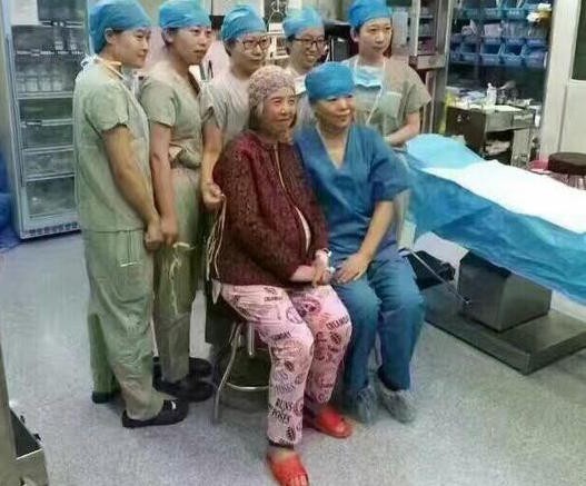 Cụ bà Trung Quốc sinh con ở tuổi 64