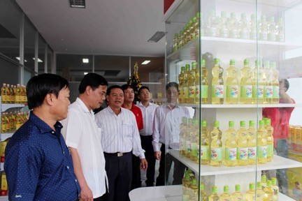 Bộ trưởng Nguyễn Xuân Cường (thứ 2, bên trái) tham quan showroom trưng bày dầu ăn cao cấp Ranee
