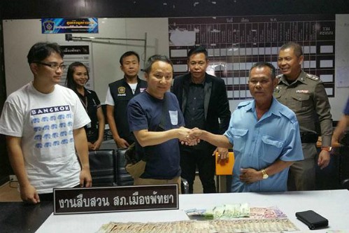 Cảnh sát Pattaya sắp xếp buổi gặp gỡ để ông Prasert trả lại của rơi cho du khách Hong Kong. Ảnh: Chaiyot Pupattanapong.
