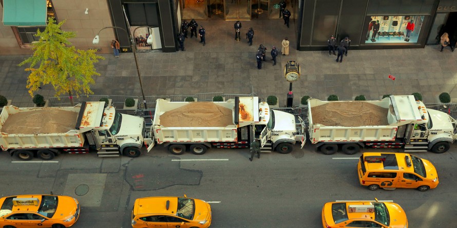 Xe tải cát đậu xung quanh tháp Trump trong ngày bầu cử 8/11 vừa qua.