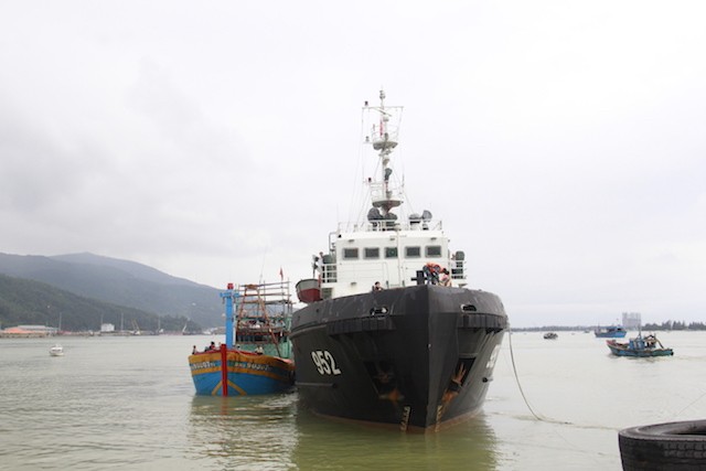 Tàu 952 của Vùng 3 Hải quân lai dắt tàu cá ĐNa 90397TS vào bờ. Ảnh: Thanh Trần.