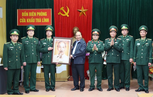 Thủ tướng tặng ảnh chân dung Chủ tịch Hồ Chí Minh cho cán bộ, chiến sĩ Đồn biên phòng cửa khẩu Trà Lĩnh.