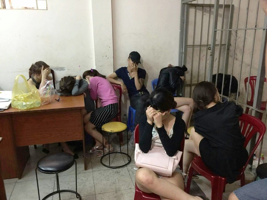 Nhiều nam nữ trong nhà hàng nghi sử dụng ma túy khi công an ập vào kiểm tra. Ảnh CA