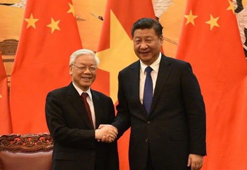 Tổng Bí thư, Chủ tịch Trung Quốc Tập Cận Bình bắt tay và nhiệt liệt chào mừng Tổng Bí thư Nguyễn Phú Trọng sang thăm chính thức Trung Quốc. Ảnh: VOV