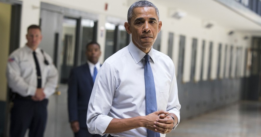 Tổng thống Obama trong một lần thăm nhà tù. Ảnh: USA Today