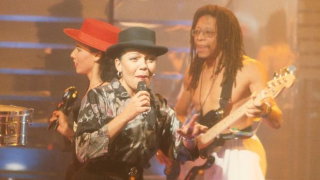 Nữ ca sĩ Loalwa Braz trình diễn ca khúc "Lambada" năm 1989. 
