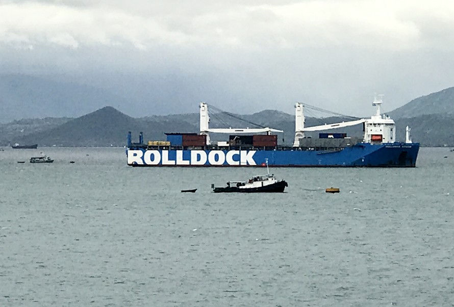 Tàu Rolldock Storm chở tàu ngầm 187 Bà Rịa – Vũng Tàu đang ở trong vịnh Cam Ranh