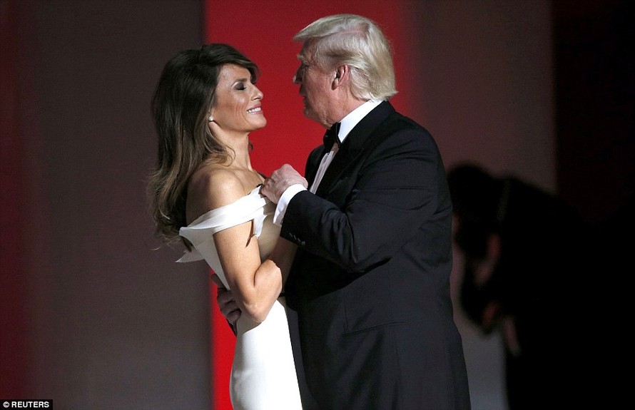 Tổng thống Trump tình tứ khiêu vũ cùng vợ trong tiệc nhậm chức