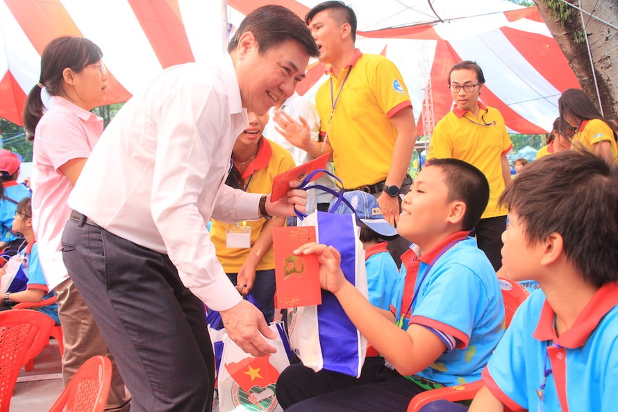 Phó Bí thư Thành ủy, Chủ tịch UBND TPHCM Nguyễn Thành Phong trao quà Tết và bao lì xì cho các em tại chương trình “Tổ ấm ngày xuân” năm 2017