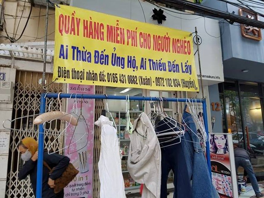 Quầy hàng quần áo miễn phí cho người nghèo tại số 97 Nguyễn Chí Thanh, Hà Nội.