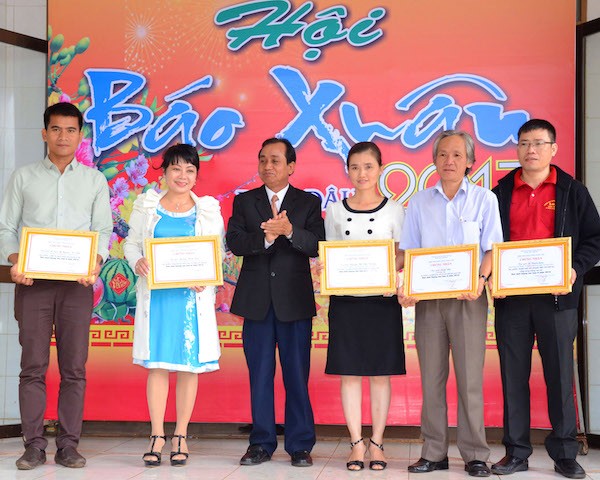 Nhà báo Hoàng Thiên Nga (áo xanh) nhận giải A tại Hội báo xuân Đinh dậu tỉnh Đắk Lắk