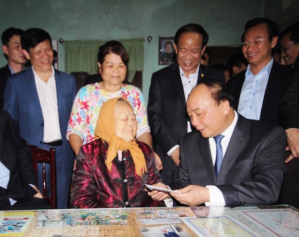 Thủ tướng tặng quà mẹ VNAH Nguyễn Thị Hân.
