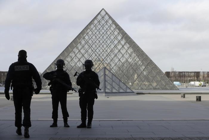 Binh lính đứng canh gác tại bảo tàng Louvre sáng 3/2.
