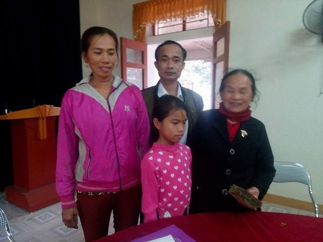 Em Nguyễn Thị Lan Anh trả lại tiền cho bà Nguyễn Thị Truyền.
