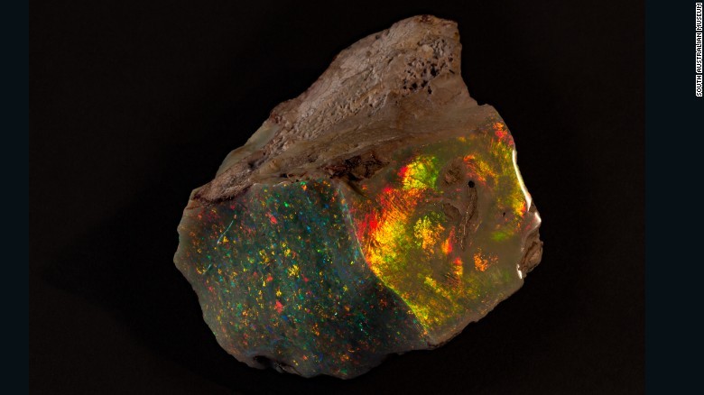 Sau 71 năm nằm trong hộp deposit, khối đá opal nổi tiếng có tên "Ngọn lửa của nước Úc" mới đây đã chính thức được đưa ra triển lãm lần đầu tiên tại bảo tàng South Australia.