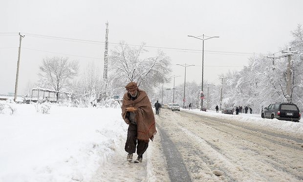 Những ngày qua, khắp các địa phương của Afghanistan đã phải hứng chịu những hậu quả nặng nề do tuyết rơi dày. Ảnh chụp tại thủ đô Kabul (Afghanistan).